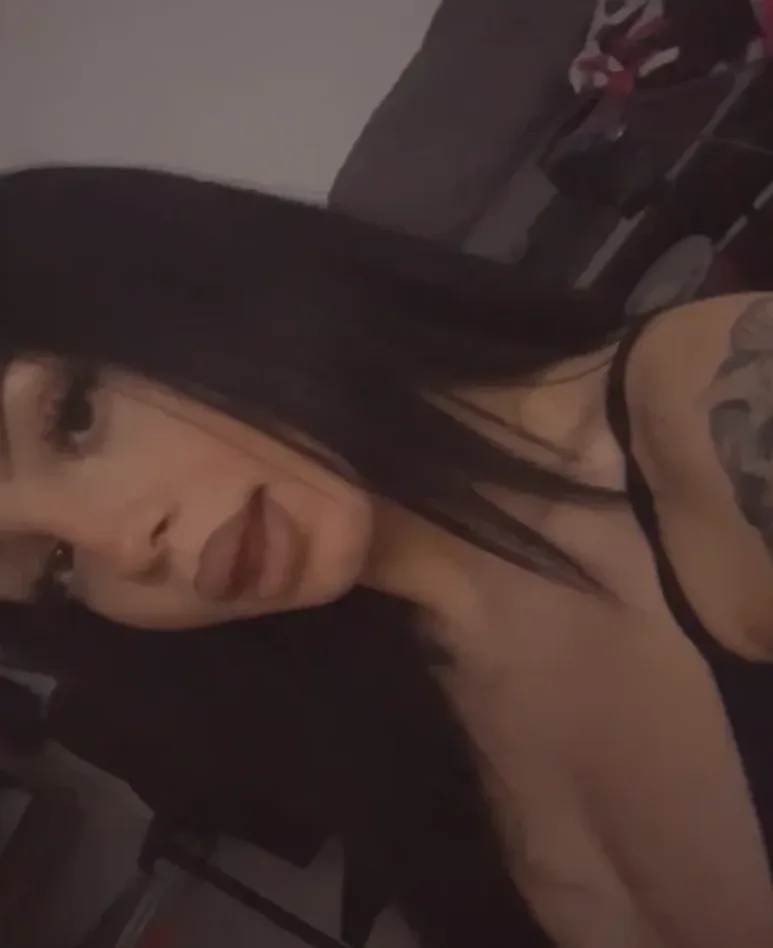 Laura, 24